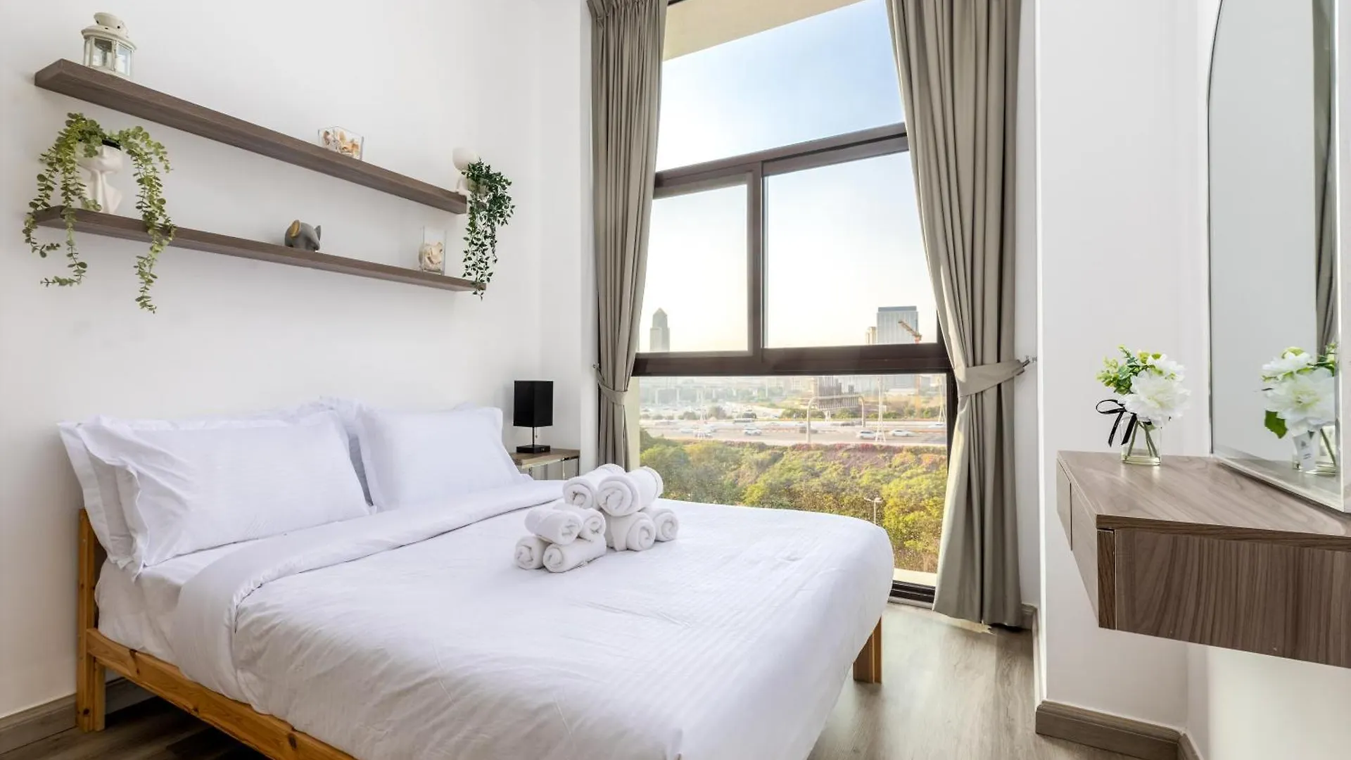 Waves - Elegant 1Br Near Metro & Dubai Creek Harbour Lägenhet