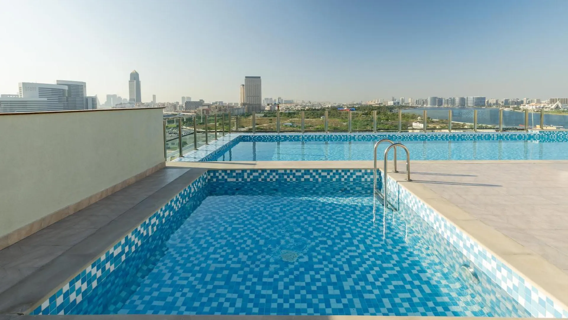 Waves - Elegant 1Br Near Metro & Dubai Creek Harbour Lägenhet