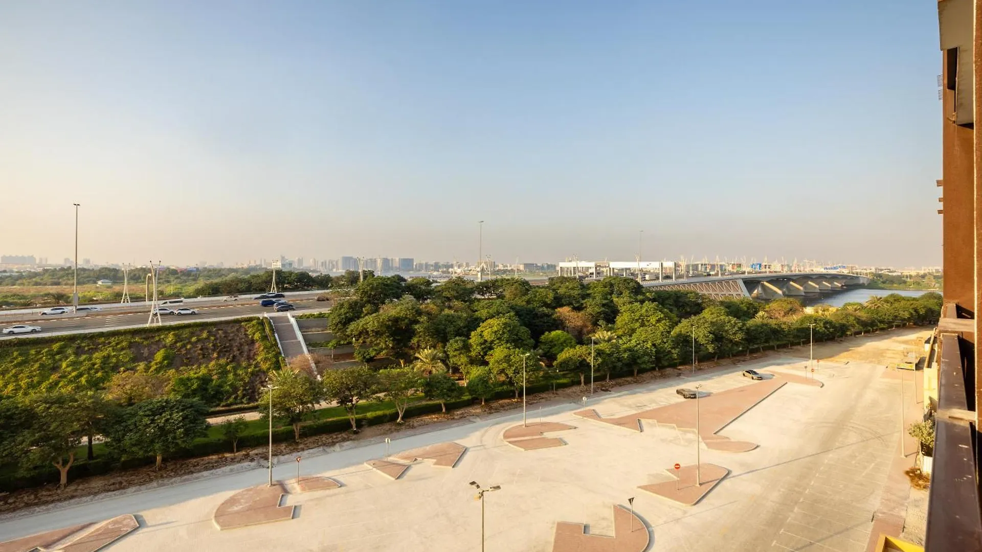 Waves - Elegant 1Br Near Metro & Dubai Creek Harbour Lägenhet